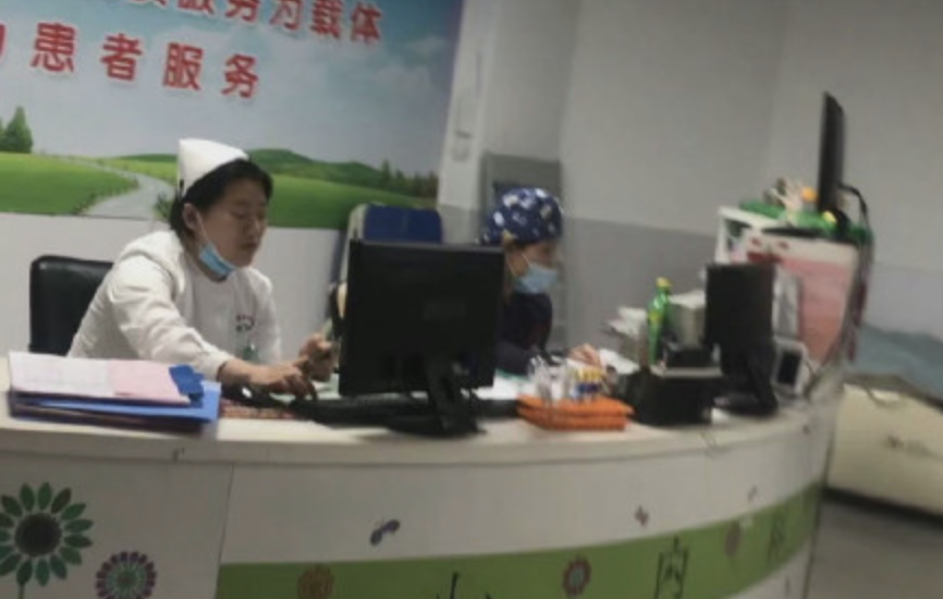邯郸市中心医院永年区分院疫情防控不严，值班人员不按规定佩戴口罩玩手机